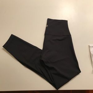 NWOT Lululemon Wunder Under 25” Size 4 Crop